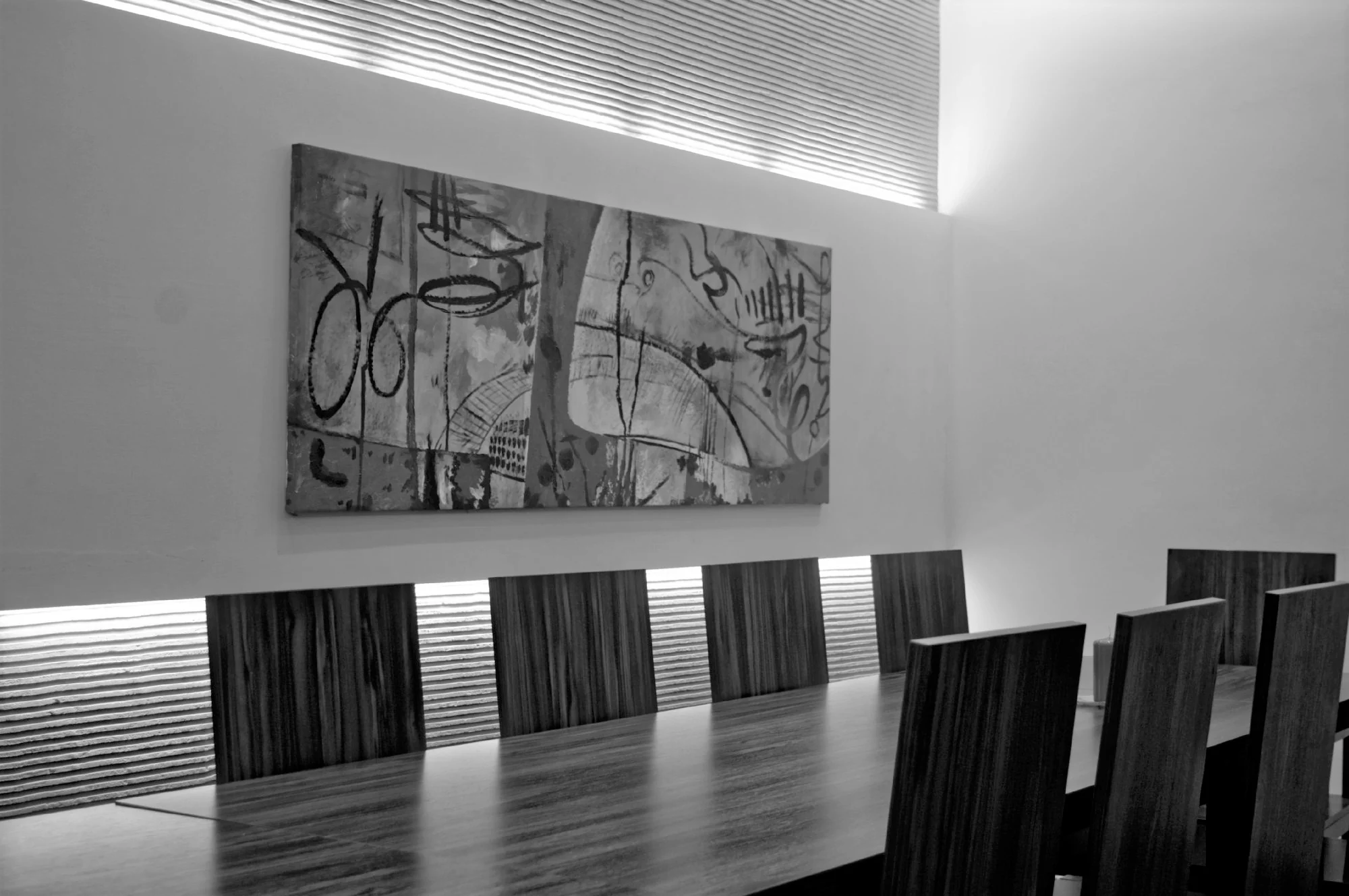Sala konferencyjna z obrazem nad stołem